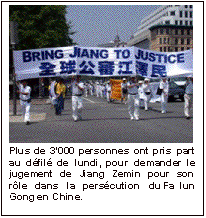 Zone de texte:  Plus de 3'000 personnes ont pris part au défilé de lundi, pour demander le jugement de Jiang Zemin pour son rôle dans la persécution du Falun Gong en Chine.