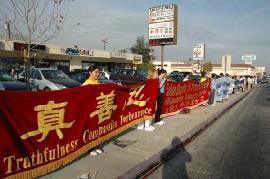 Image for article Los Angeles : Les pratiquants forment un « Grand Mur De Vérité » dans le nouveau Chinatown (Photos)