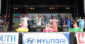 Image for article Washington DC : Le festival de Korus attire 50 000 personnes – les pratiquants de Falun Gong présentent la beauté et la sérénité de la pratique (Photos)