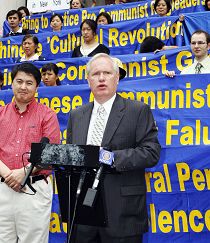 Image for article Un membre du Conseil de New York réclame une enquête sur les crimes de haine contre les pratiquants de Falun Gong (Photos)