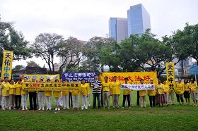 Image for article Hu Jintao arrive à Singapour tandis que les pratiquants de Falun Gong demandent la fin immédiate de la persécution (Photos)