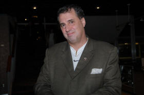 Image for article Vancouver, Colombie Britannique : Un homme célèbre son 50e anniversaire en assistant au spectacle de Shen Yun (photos)