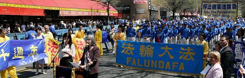 Image for article New York : Les gens de toutes les conditions sociales se rassemblent pour commémorer le dixième anniversaire de l’appel du « 25 avril » (photos)