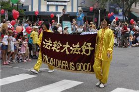 Image for article Michigan, États-Unis : Des pratiquants participent au défilé du Jour de l’indépendance à Ann Arbor (Photos)