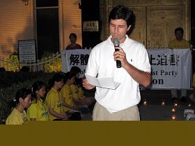 Image for article Los Angeles : Une veillée aux chandelles devant le Consulat chinois (Photos)