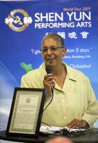 Image for article La Mairesse de Greensboro voit Shen Yun pour la deuxième fois et encourage les habitants de sa ville à ne pas manquer le spectacle (Photo)