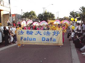 Image for article L'Ouest de l'Australie : Des pratiquants se voient décerner le prix de « Meilleur contingent » lors du défilé de Noël dans la ville de Mandurah (Photos)