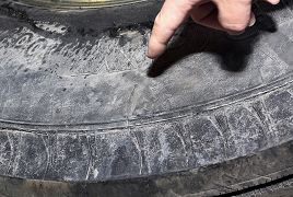 Image for article Ottawa, Canada : Des pneus entaillés sur l’autobus de Shen Yun Performing Arts (Photos)