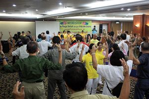 与会者谻真学炼法轮功