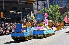 法轮大法团队参加加拿大卡尔加里牛仔节游行,受到民众欢迎