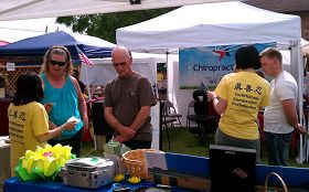 Image for article Utah, États-Unis: Présenter le Falun Dafa lors de la célébration de la Journée de la fraise à Pleasant Grove (Photos)