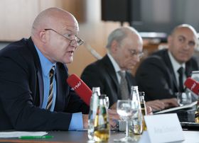 Image for article Allemagne: Des intervenants à un forum à Berlin sur les greffes détaillent et condamnent la pratique de prélèvements d’organes à vif par le PCC (photos)