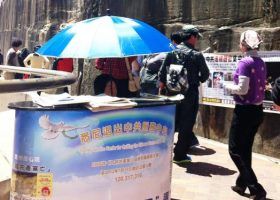 Image for article Australie : Des milliers de visiteurs chinois choisissent avenir resplendissant devant l’Opéra de Sydney