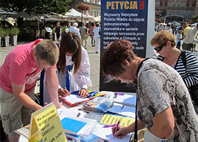 Image for article Pologne : Plus de 3 000 personnes ont signé la pétition contre le prélèvement forcé des organes en Chine (photos)