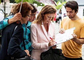 Image for article Suède : Les habitants et les touristes condamnent la persécution du Falun Gong par le PCC en Chine (Photos)