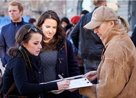 Image for article Stockholm, Suède : Des pratiquants recueillent des signatures de pétitions pour mettre fin aux atrocités des prélèvements d'organes en Chine