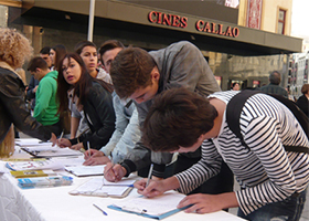 Image for article Les pratiquants de Falun Gong d’Espagne collectent des signatures condamnant les crimes contre l’humanité du PCC dans le centre de Madrid