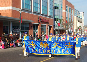 Image for article L'ensemble Tian Guo Marching Band de Toronto joue dans trois défilés de Noël