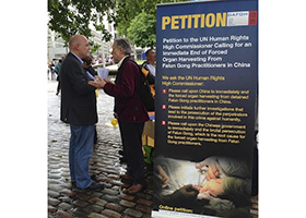 Image for article La présence de pratiquants à l'extérieur du Congrès international sur la transplantation d'organes attire l'attention sur la question des prélèvements forcés d'organes en Chine 