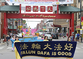 Image for article « Allez de l'avant ! » Les pratiquants chaleureusement accueillis par les spectateurs lors de la parade de Chicago