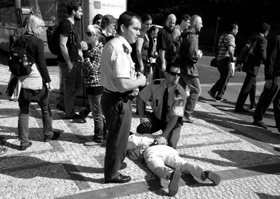 Image for article République tchèque : Un responsable de l'ambassade chinoise est arrêté pour avoir attaqué de paisibles manifestants de Falun Gong