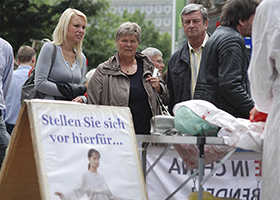 Image for article Hambourg, Allemagne : Des affiches multimédia pour sensibiliser les gens aux prélèvements d'organes en Chine