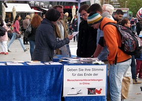 Image for article Hanovre, Allemagne: Des professionnels médicaux expriment leur soutien à l’interdiction du prélèvement criminel d’organes en Chine (Photos)