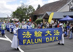 Image for article La Fanfare Terre divine apporte un esprit de fête aux défilés de Noël à Auckland, Nouvelle-Zélande 