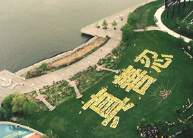 Image for article « Authenticité-Bienveillance-Tolérance » brille près de l'East River à New York