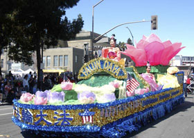 Image for article Les pratiquants de Falun Gong célèbrent la liberté à l'occasion du Jour de l'Indépendance