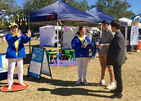 Image for article Les visiteurs d'un festival culturel adoptent le Falun Gong