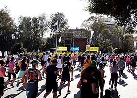 Image for article Sydney, Australie : Les marathoniens du « City to Surf » croisent le Falun Gong