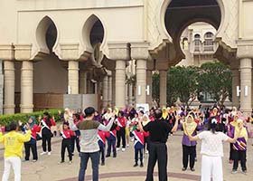 Image for article Malaisie : Un grand groupe apprend les exercices de Falun Gong devant l'édifice gouvernemental de l'État