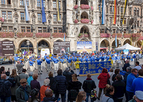 Image for article Munich, Allemagne : Un défilé par les pratiquants de Falun Gong pour sensibiliser les gens aux droits de l'homme