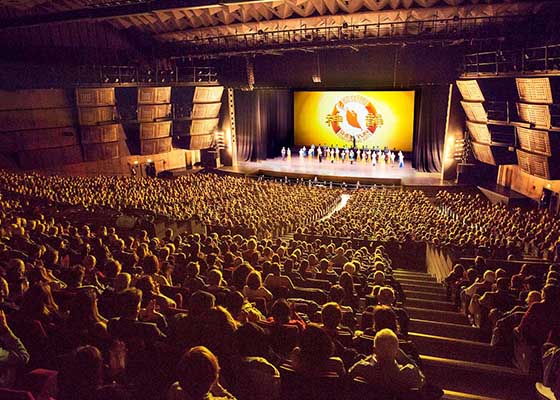 Image for article Le public nord-américain et français émus par le sens profond des spectacles de Shen Yun : « On a besoin de ça aujourd'hui »