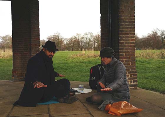 Image for article Londres : « Voilà ce dont j’ai besoin ! » Un homme d’affaires apprend le Falun Gong à Hyde Park