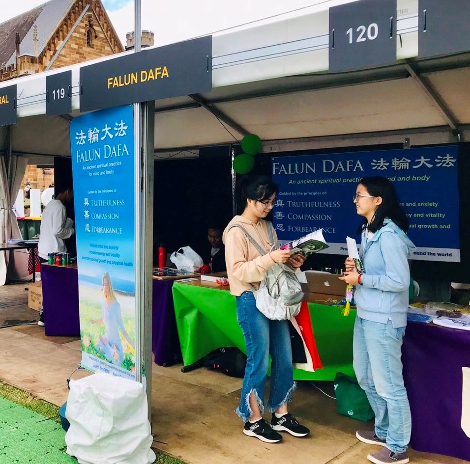 Image for article Sydney, Australie : Les étudiants universitaires découvrent le Falun Dafa lors des journées d'accueil