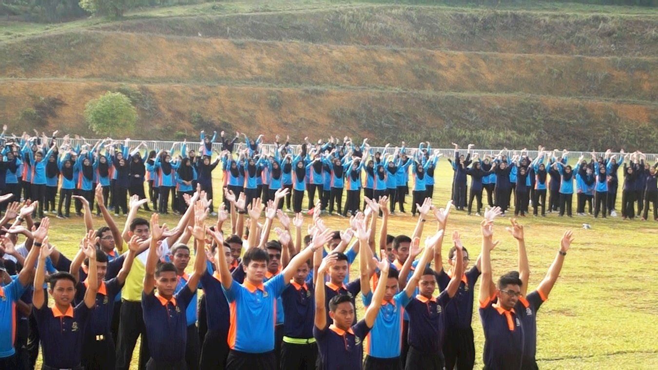 Image for article Malaisie : Des centaines d'élèves apprennent les exercices du Falun Dafa lors d'une exposition scolaire