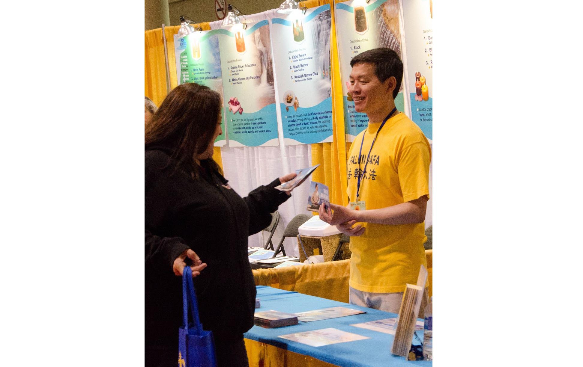 Image for article Toronto, Canada : Présenter le Falun Gong au Total Health Show