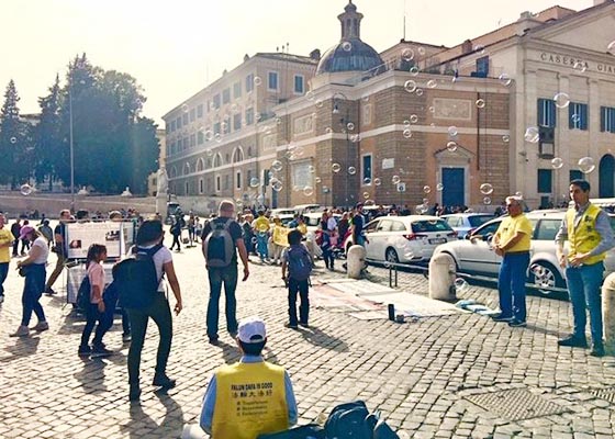 Image for article Italie : Les pratiquants entretiennent l'esprit du « 25 avril » en sensibilisant les gens à la persécution