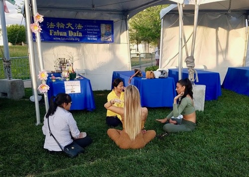 Image for article Las Vegas, Nevada : Les pratiquants participent au festival sur la méditation