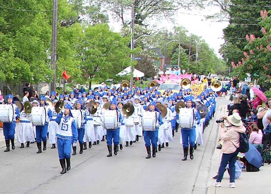 Image for article Des pratiquants de Toronto font la promotion du Falun Dafa lors de défilés locaux