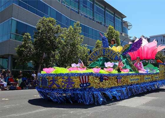 Image for article Californie : Les pratiquants participent au défilé du Jour de l'Indépendance de la ville de Redwood