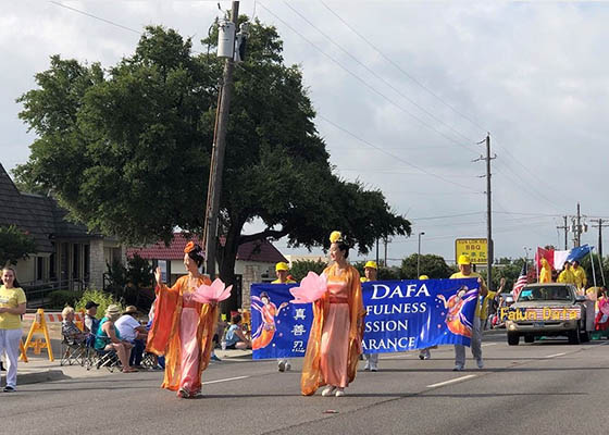 Image for article Des groupes de Falun Gong aux États-Unis célèbrent la liberté lors des défilés du Jour de l'Indépendance
