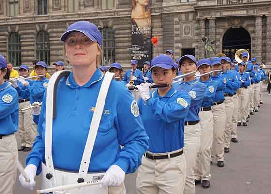 Image for article Un rassemblement, un défilé et une veillée aux chandelles à Paris ont marqué 20 ans de résistance pacifique à la persécution du régime chinois