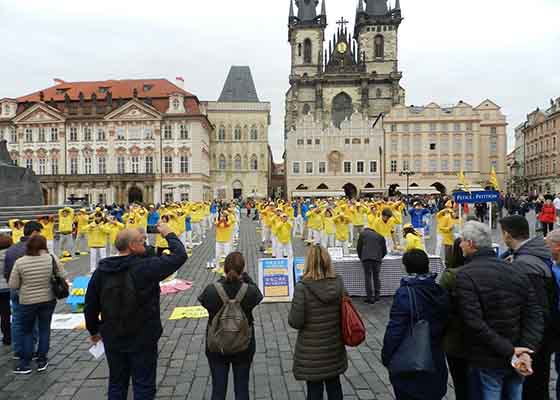 Image for article République tchèque, France et Canada : Des rassemblements et des veillées aux chandelles marquent le 20e anniversaire de la protestation contre la persécution