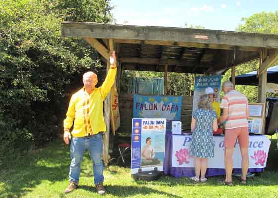 Image for article Royaume-Uni : Présenter le Falun Dafa lors d’événements publics dans les Cornouailles
