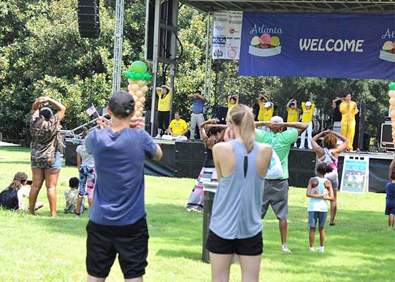 Image for article Atlanta, États-Unis : Les pratiquants de Falun Dafa présentent les exercices lors du Festival de la crème glacée