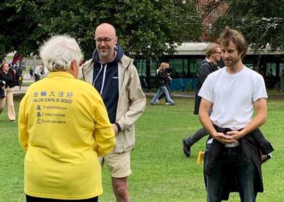 Image for article Suède : Un jeune homme attiré par la nature paisible du Falun Dafa au festival culturel de Göteborg