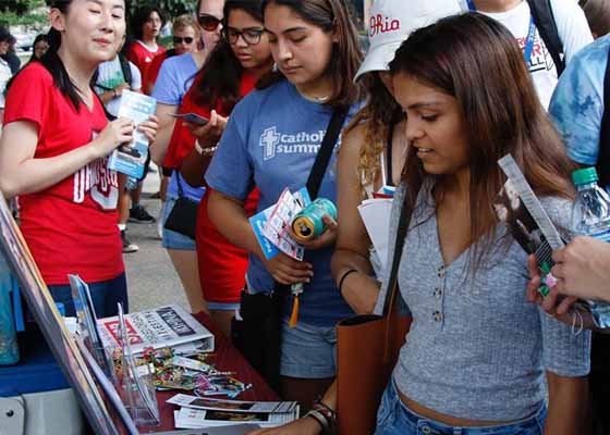 Image for article Ohio : Le Falun Dafa est chaleureusement accueilli à la kermesse participative des étudiants de l'Ohio State University